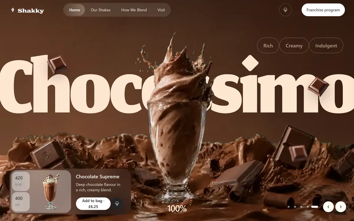 The Chocolate Supreme flavour at rest: a chocolate shake on a brown plate with chocolate pieces and the word Chocossimo behind the glass